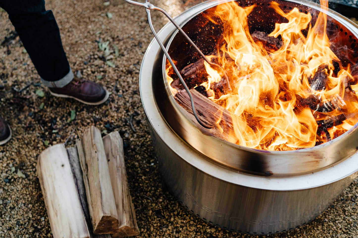 Solo Stove Yukon 2.0 + Standfuß, Feuerstelle, Feuerschale für Terrasse, Garten & Unterwegs, Feuertonne mit wenig Rauchentwicklung, Herausnehmbare Auffangschale, Edelstahl, Maße 68,5x50,5 cm, 18,3 kg